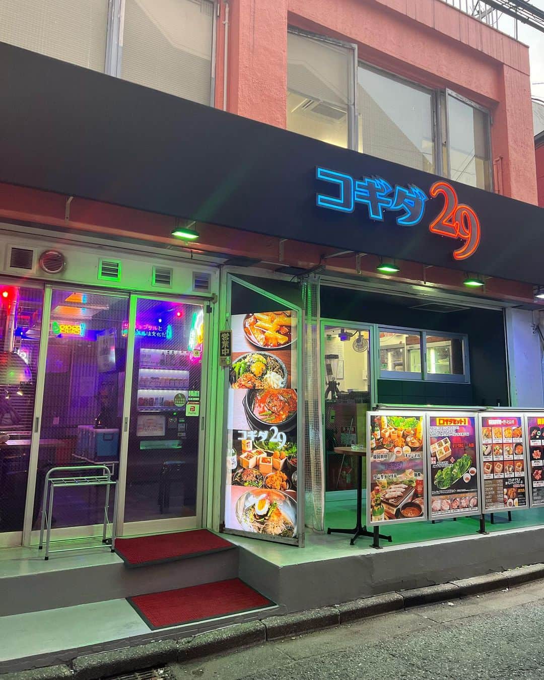 さわいえりさんのインスタグラム写真 - (さわいえりInstagram)「⠀ この前新大久保に出来た コギダ29に焼肉や韓国料理たべにいってきたよ🍖♡ (@kogida29_okubo)  めちゃ映えな韓国っぽいお洒落な店内に、 美味しい韓国料理の数々😍  私達はコギタセットにおすすめのお肉やチヂミ、 フライドチキンや石焼きビビンバなどたくさん注文💓  お肉もボリューミーで食べ応えあります✨ 私は厚切り牛タンと和牛カルビが好き！  お客さんも大学生くらいの女の子から、 お仕事帰りのサラリーマンのお客様もいて 幅広い年代に人気の立ち寄りやすいお店です♪  お仕事帰りの一杯にもおすすめ🍶♡  📍 東京都新宿区大久保１丁目１２−２９  ・  ・  ・  PR#新大久保ランチ #新大久保韓国料理 #新大久保食べ歩き #新大久保コリアンタウン #新大久保サムギョプサル #新大久保グルメ #新宿デート #コギダ29」6月19日 23時48分 - beauty_eri7