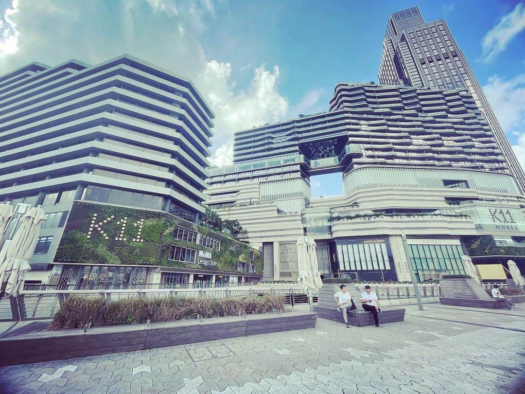 楽山孝志のインスタグラム：「K11 MUSEAへ カズさんがプロデュース？かと思うくらい...そこらじゅうにK11が(笑 相変わらず深圳から橋を渡るだけで全く違う街並み.. 1日中好きなものに触れ... 凝り固まった脳が少しほぐれました... また明日から頑張ろう- #hk  #香港  #アート  #k11musea  #shopping  #art  #芸術  #レゴランド」