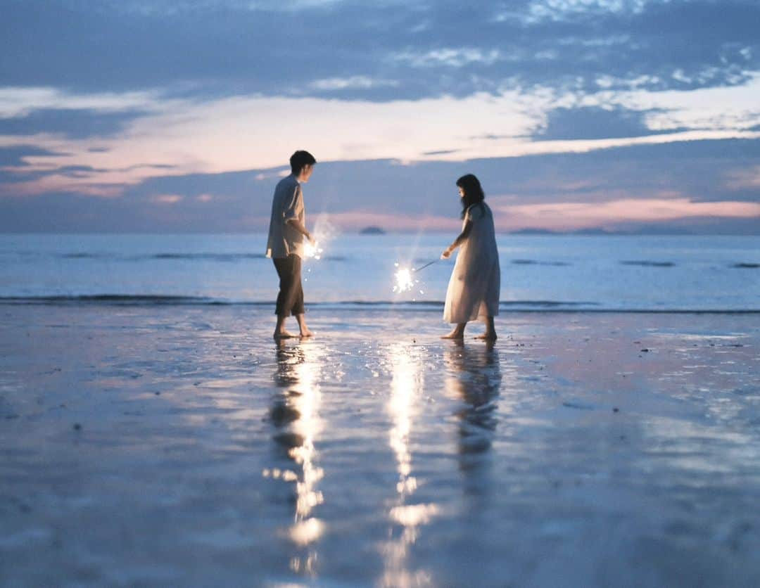 岩倉しおりさんのインスタグラム写真 - (岩倉しおりInstagram)「夏の夕暮れの花火。⁡ ⁡⁡ ⁡夏の光景はやっぱりみていてとてもすきだなと思う。眩しくてキラキラしてる。」6月19日 23時49分 - iwakurashiori