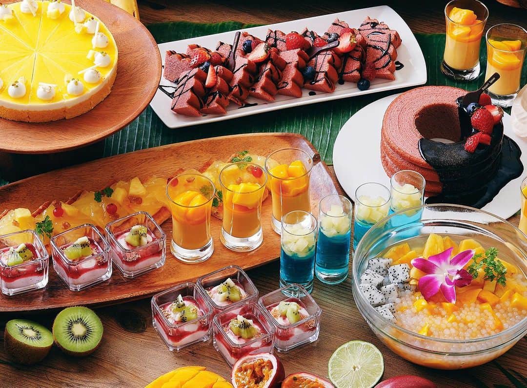 InterContinental Tokyo Bayさんのインスタグラム写真 - (InterContinental Tokyo BayInstagram)「. Join us this summer at Chef’s Live Kitchen for our Tropical Fruits Sweets Buffet, featuring an array of decadent desserts using luscious summer-like fresh fruits such as mango, pineapple and so on.  The Mango & Strawberry Shaved Ice will be made right in front of your eyes at the live station, which made with natural ice and frozen fruits. The tropical and refreshing flavors are sure to brighten up your day. Come and enjoy the summer mood with our colorful sweets buffet.  シェフズライブキッチンでは、6月28日より旬のトロピカルフルーツをふんだんに使用したスイーツのラインナップした南国気分を味わえるスイーツブッフェを開催いたします。 マンゴーやパイナップルなどのビタミンカラーが目を引くスイーツの数々をお楽しみいただけます。 夏に欠かせないかき氷は、フローズンフルーツを一緒にスライスしたシェフこだわりの一品が登場。ライトミールも充実しており、遅めのランチにもおすすめです。 夏を感じながらフレッシュなサマーフルーツと南国気分をこころゆくまで満喫ください。  期間: 6月28日〜9月5日まで 時間: 15:00〜16:45 毎日開催  #intercontinentaltokyobay  #intercontinental  #intercontinentallife  #インターコンチネンタル東京ベイ  #ホテルインターコンチネンタル東京ベイ  #chefslivekitchen  #シェフズライブキッチン  #トロピカルシャワー  #スイーツビュッフェ  #デザートビュッフェ #dessert  #トロピカルフルーツ  #マンゴー #パッションフルーツ #パイナップル #バナナ」6月20日 0時02分 - intercontitokyobay