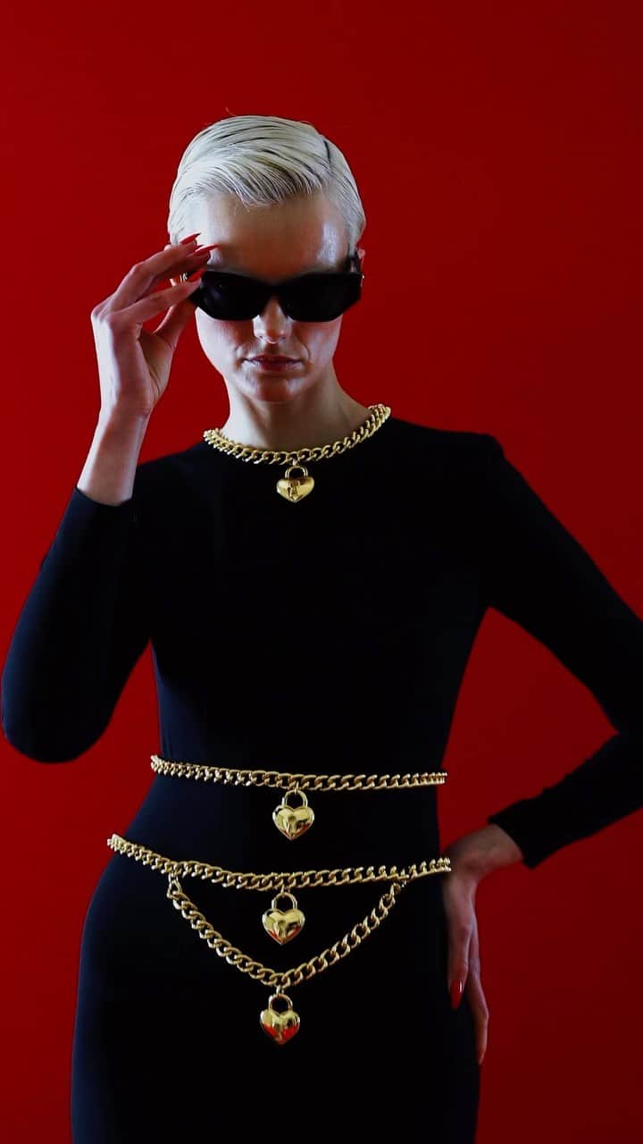 Moschinoのインスタグラム：「SCRIBBLES, STRIPES, AND MORE  Get your first glimpse at our womenswear looks for Pre-Spring 2024, available to buy sooner than you think.   Styling by the Welch’s @thewelchscreative Video by @blackelephant_ac #Moschino #MoschinoResort24」