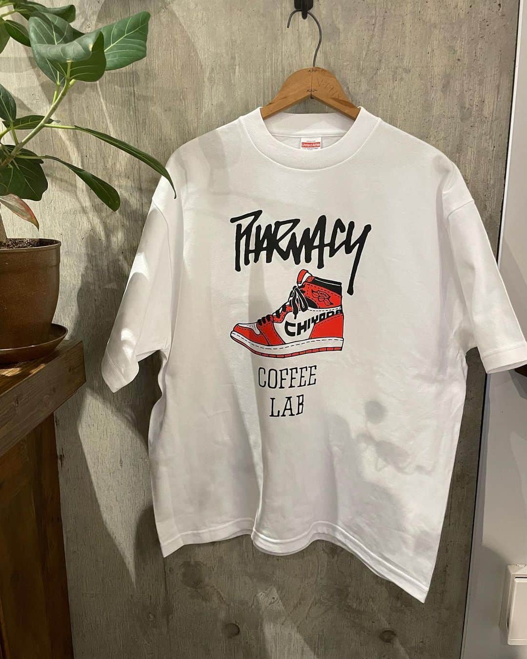 小林拓一郎のインスタグラム：「スニーカーTシャツ、浮世絵Tシャツ、完成しました！  今度の土曜日、愛西市の『石原農園』での収穫祭、  そして、日曜日は、蟹江町の『UN known times with UN kanye』というマルシェに出店するので、持っていきます。  どちらのTシャツも数量限定なので、よろしければ遊びに来てください！  あ、古着も売ります！  そうだ、土曜日の夜はグレパーで「スナック・コバタク」もあるので、そこにも持っていこうかな。  お待ちしてまーす！  _____________  「石原農園収穫祭」 6月24日（土）、25日（日） （僕は24日のみ） 10時〜12時 愛知県愛西市落合町上河原1426  「スナック・コバタク」@グレパー 6月24日（土） 19時〜23時 愛知県豊川市土筒町河原2  「UN known times with UN kanye」 6月25日（日） 10時〜16時 愛知県海部郡蟹江町今市之坪26-1」