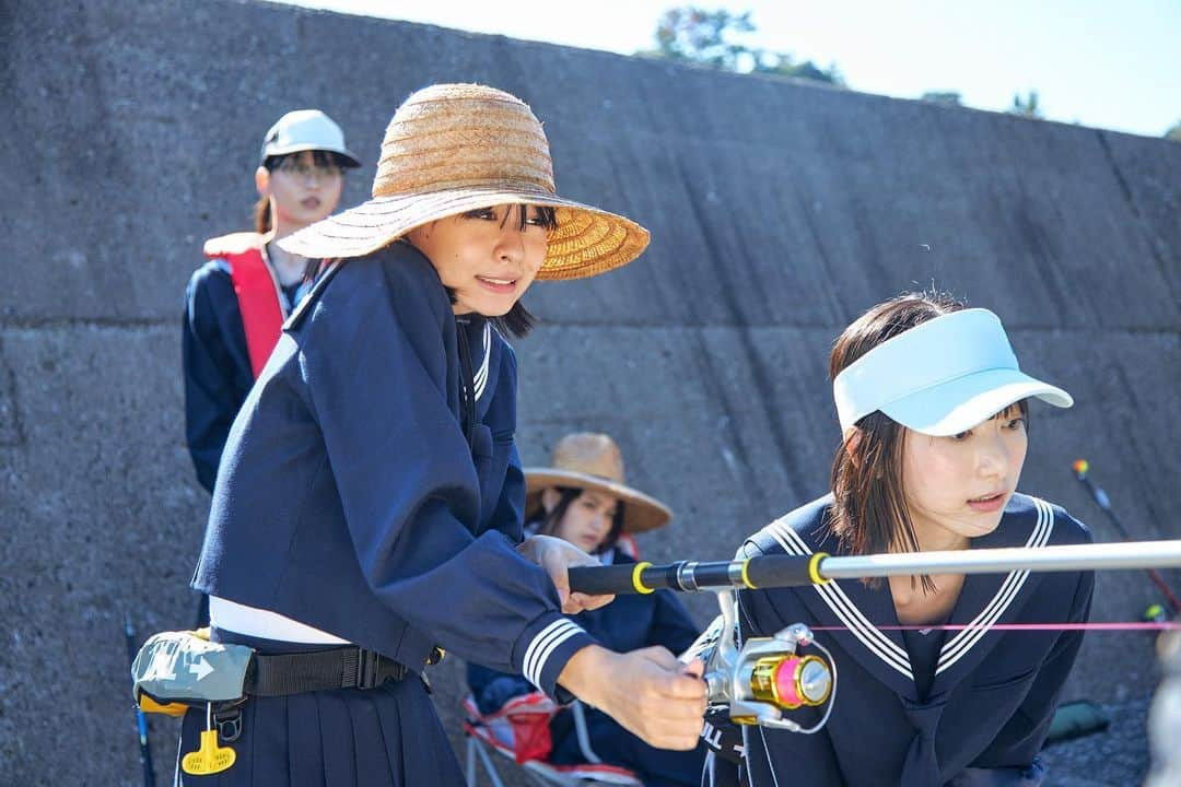 池間夏海さんのインスタグラム写真 - (池間夏海Instagram)「🎣  #放課後ていぼう日誌  第1️⃣話は 陽菜と夏海が再会する場面がすごく好きで 自分の中でも特に大事に演じたシーンでもあるのです🐡  ていぼうで食べた小アジのから揚げ 本当に美味しかったな…　:)  #lemino」6月19日 23時59分 - ikemanatsumi_official