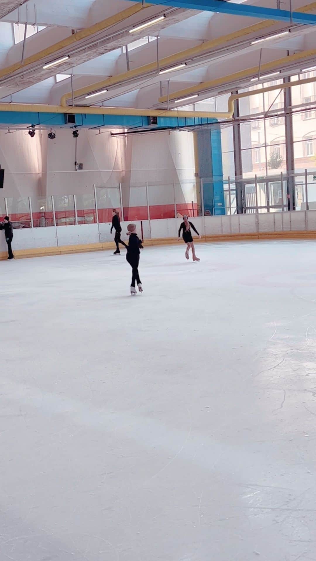 ケルシュティン・フランクのインスタグラム：「Task: getting ready for  the next season!  Slowly but steady Katja is adding more double jumps 😃  @katja_raith  #proudcoach #workinghard #figureskating #isufigureskating #doublejumps」