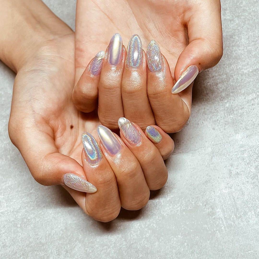 薬丸玲美のインスタグラム：「New Nails  今回は @lupia_moeka_nail ちゃんおまかせ キラキラネイルにしていただきました🤍✨ ネイルがキラキラなのテンション上がる⤴️  いつもありがとうございます🫶🏻」