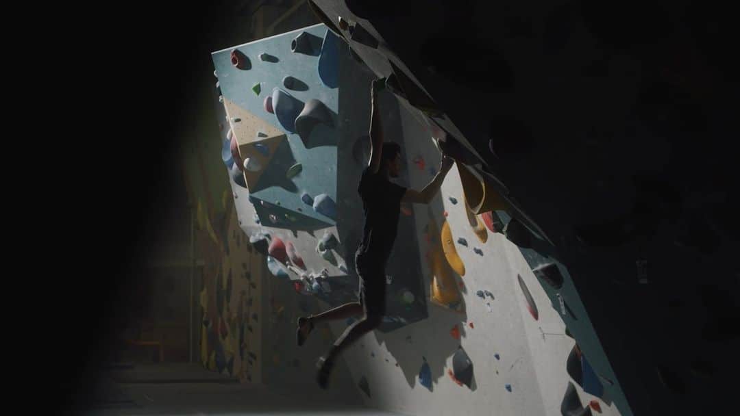 アダム・オンドラのインスタグラム：「On 8 September 2023, we will open a brand new HANGAR Climbing Playground by Adam Ondra in Ostrava (🇨🇿 Czechia) — a large sports centre with an area of 2400m2 focused on bouldering ☝️   @hangarostrava is a place for everyone. For families with children, beginners and professional climbers, athletes who want to try something new and actually for everyone else who wants to spend their free time actively and meaningfully 🧗‍♂️  You can look forward to the cool climbing wall, which I designed myself, as well as a training park for children, a bistro, rooms for gymnastics 🤸, physio, yoga, weight training with your own body, a place for climbing workshops and a large area for other sports activities 👌  Watch the video from @hangarbrno to see what you can expect in Ostrava soon. Don't forget to follow their Facebook, and Instagram @hangarostrava and check out the website 👉 hangarostrava.cz (the link is in BIO)  See you during the opening event on 8 September in Ostrava 💪  CZ:   Už 8. 9. 2023 otevřeme v Ostravě nový Hangar lezecké centrum Ostrava by Adam Ondra. Největší sportovní centrum o rozloze 2400m2 zaměřené na bouldering v Moravskoslezském kraji ☝️   HANGAR je místo pro každého! Pro rodiny s dětmi, začínající i profesionální lezce, sportovce, kteří chtějí vyzkoušet něco nového a vlastně pro všechny ostatní, kteří chtějí trávit svůj volný čas aktivně 🧗‍♂️ Můžete se těšit na lezeckou stěnu, kterou jsem sám navrhnul, ale i dětský pohybový park, kavárna s bistrem, prostory pro gymnastiku 🤸, fyzio, jógu, posilování s vlastní váhou těla, a dost místa pro lezecké workshopy i další sportovní aktivity 👌  Podívejte se na video z @hangarbrno, ať víte, co vás v Ostravě už brzy čeká. Nezapomeňte také sledovat jejich Facebook a Instagram @hangarostrava a podívejte se i na web 👉 hangarostrava.cz  Vidíme se při slavnostním otevření 8. 9. v Ostravě 💪  #adamondra #AO #hangarostrava #climbing #climbers #climbingwall #climbingwalldesign  #climbingwalls #sportovnicentrum #bouldering #boulderlife #lezeni #lezec #lezeckastena」