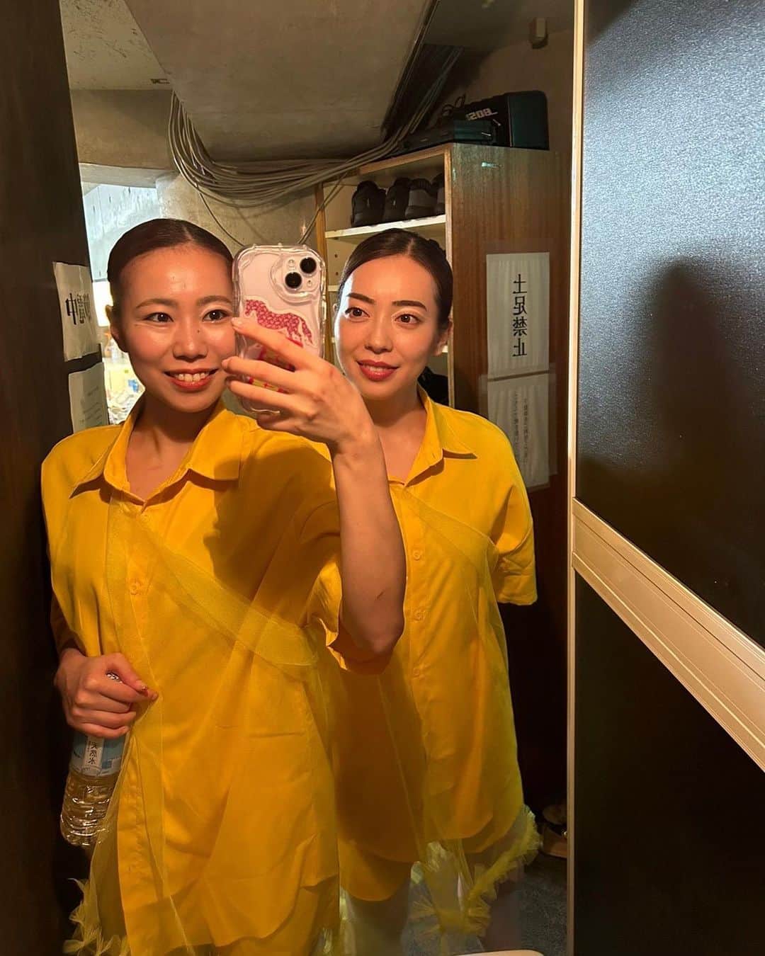 冨岡瑞希のインスタグラム：「. 神楽坂セッションハウス シアター21フェス  無事終演いたしました🌻  今回は、紗也( @sss15hxsurf )の作品 『hands』 にデュオで出させていただきました🤝  紗也の作品は何回出させてもらっても噛み砕くのが難しい、、、 けど、繊細な世界観がとっても美しくて、 紗也の理想に近づけるよう毎度奮闘しているのです😂  今回も素敵な作品に出させてくれてありがとう💛  観に来てくださった方々も、どうもありがとうございました🙇🏻‍♀️ 久しぶりに面会もできるようになって嬉しかった☺️  #神楽坂セッションハウス  #dance #dancer #contemporarydance  #ハートで顔挟むのもう時代遅れかも」