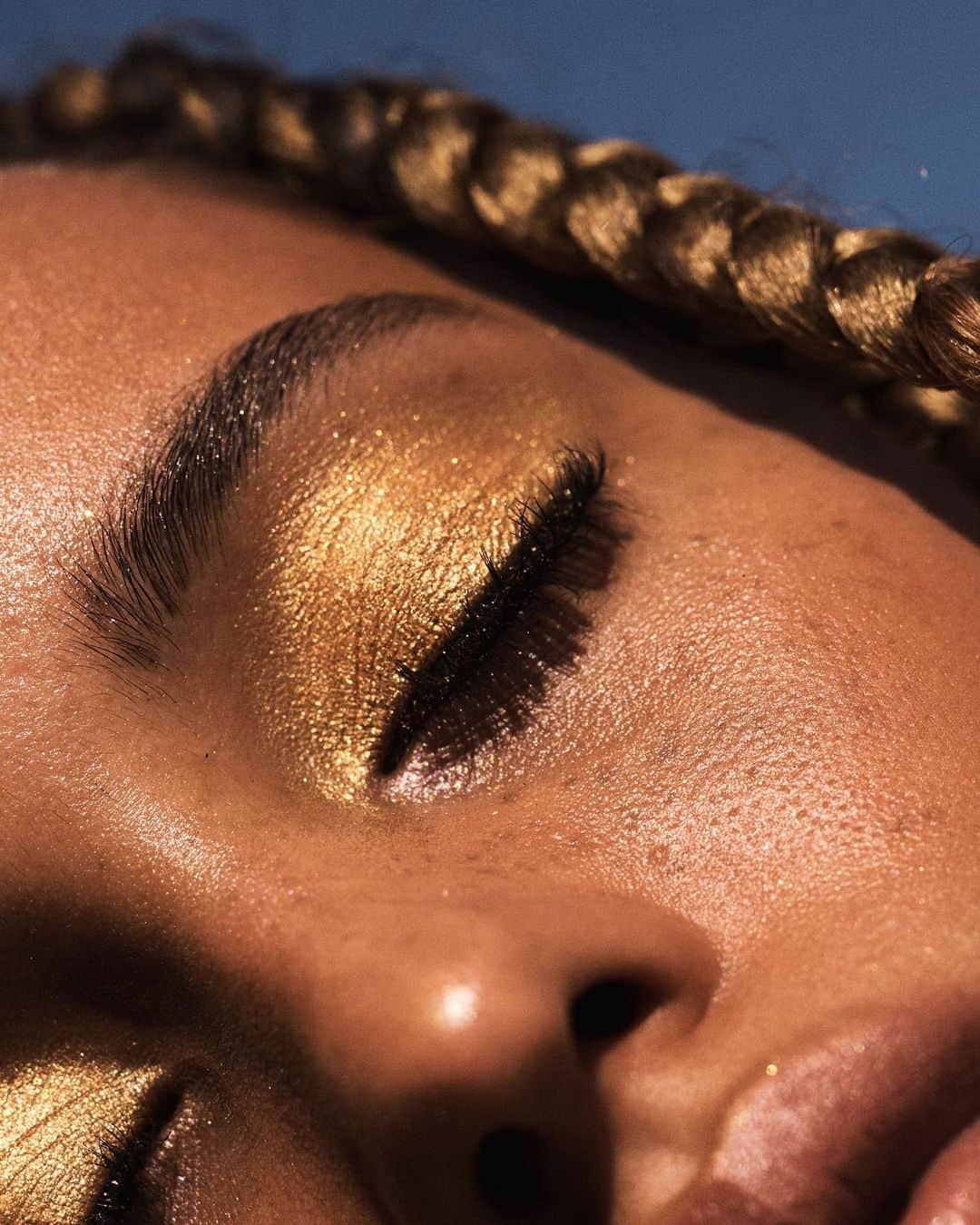 のインスタグラム：「Buttercup yellow brightens up a golden tan.​ Pack on the pigment with Ombres G Eyeshadow Palette: Floral Denim Edition, a limited-edition summer palette by Guerlain Makeup Creatigve Director @violette_fr in collaboration with artist Laura Gulshani.​  Featured:​ Terracotta Le Teint in Shade 6W​ Ombres G Eyeshadow Palette: Floral Denim Edition in 518 – Summer Jean​ Noir G Mascara​ KissKiss Bee Glow in 309 – Honey Glow _____  Guerlain Makeup Creative Director @violette_fr for @ellefr  Photographer: @stevenpanpan​ Makeup assistant: @nolwenn_quintin​ Hair: @christophe_pastel​ Nails: @delphineaissi_ydalagence ​ Stylist: @hortensemanga​ Model: @ginn_tonicc  #Guerlain #GuerlainMakeup」