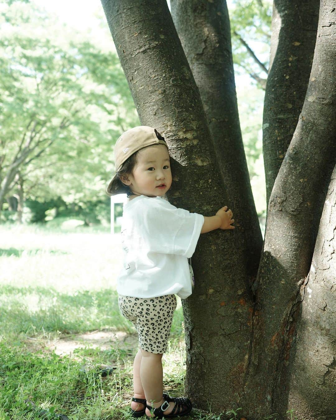 MIYUのインスタグラム：「⁡ ⁡ ⁡ 緑地ピクニック🧺🍔🌳🌼 楽しかった~♡♡ ⁡ みんな私よりお姉ちゃんやけど 綺麗なママ過ぎて😩 頑張ろうってなりました🙃🧡💚 ⁡ 子供達みんな個性があって みんな可愛かった♡♡余韻😇💭 ⁡ ⁡ ⁡」