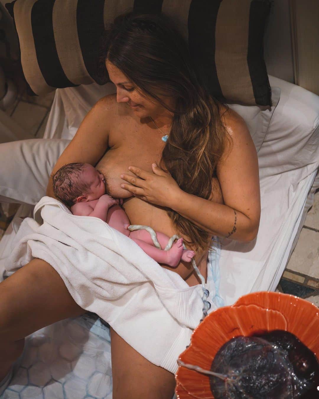 レイチェル・ブレイセンのインスタグラム：「It rained, and then the sun came.   Little Sun is here!☀️ I roared this 10-pound boy into the world yesterday morning after eleven hours of completely undisturbed labor. Bringing him earth side was the hardest, most incredible, empowering, primal, liberating thing I have ever done in my entire life. I can’t put it into words just yet but he was birthed in water surrounded by candle light, had a nuchal cord wrapped around his neck and body, and was welcomed in the presence of only family. He is a triple Gemini(!), 4,6 kilos, 52cm and absolutely perfect. Our little sun.  We are officially a family of four! I feel so proud. So happy. So STRONG. Choosing this path is the best decision I’ve ever made. #freebirth」