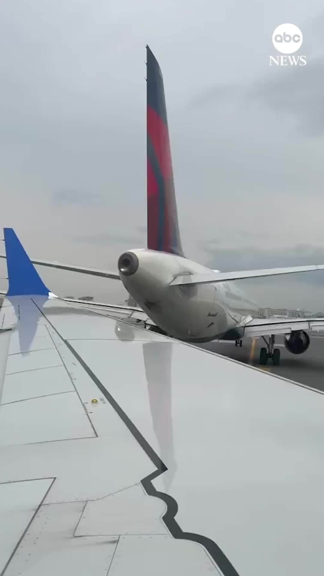 ABC Newsのインスタグラム：「Video captured from on board a United Airlines plane shows the moment it made contact with a parked Delta plane while taxiing at Boston Logan International Airport. MORE AT LINK IN BIO.」