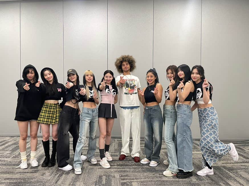 TWICEさんのインスタグラム写真 - (TWICEInstagram)「ONCE! Look who came to see us at SoFi in LA? We were in that brand new MOOD @24kGoldn 👍🫰  원스! 우리 누구 만났게요?🫢  LA 공연에 @24kGoldn 님이 오셨어요!👍🫰  #TWICE #트와이스 #READYTOBE #TWICE_5TH_WORLD_TOUR #24kGoldn」6月20日 0時39分 - twicenews