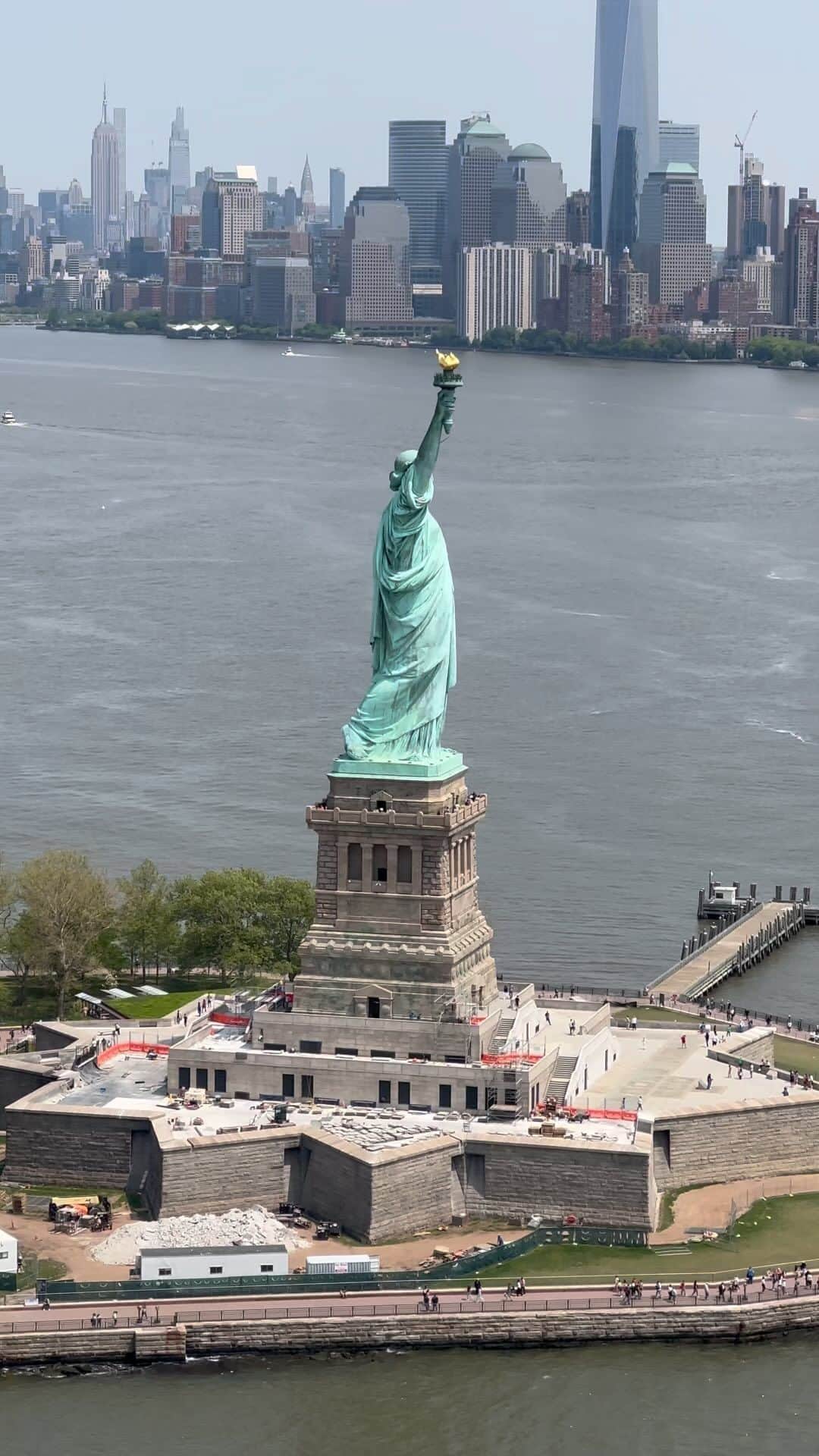 nyonairのインスタグラム：「A lovely day to fly!   #reels #reelsinstagram #nyc #newyorkcity #thingstodoinnyc」