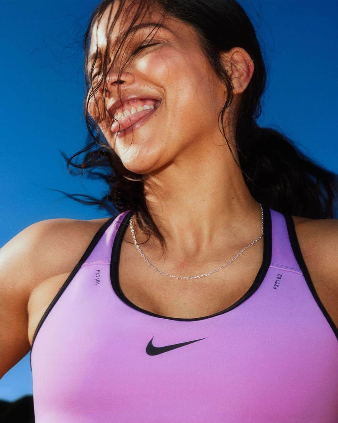 Nike Womenさんのインスタグラム写真 - (Nike WomenInstagram)「Whether you’re doing a HIIT class or hiking, know that Nike Swoosh will always give you that compressive feeling that makes you want to push your limits.   But beyond the right feel, let's hear some commotion for the back pocket the Nike Swoosh On the Run Bra has 🤯  We're putting our phone back there and Justine is putting crystals 🫶  Head to our IG Shop but also tell us what you’re putting in that secret pocket 👀   - - - Justine is a 34B and wearing the Nike Swoosh On the Run Bra in a size medium.」6月20日 1時01分 - nikewomen