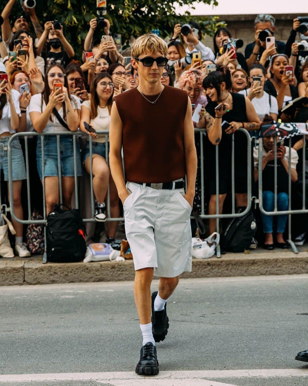 Vogue Runwayさんのインスタグラム写真 - (Vogue RunwayInstagram)「Sun's out, guns out. High temperatures in Milan at the men's shows can only mean one thing: It's time to show some skin. So far we've seen short shorts and now vests and tank tops take over street style. What will the Paris shows bring next? Tap the link in bio for the best style off the runway, as captured by @styledumonde.」6月20日 1時02分 - voguerunway