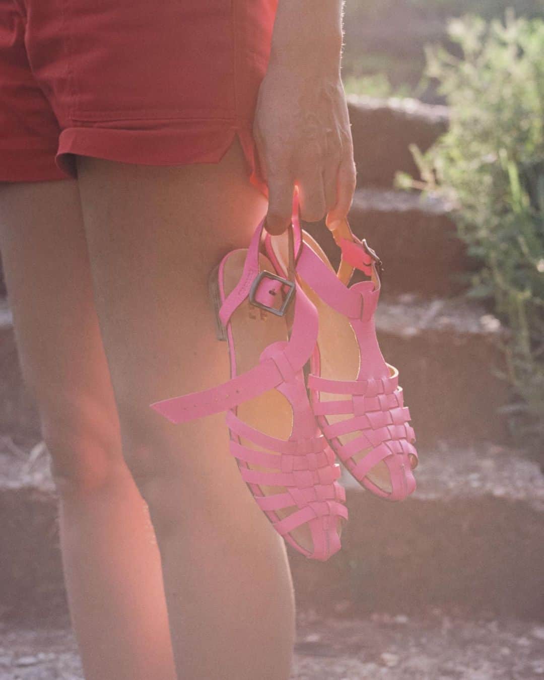 ロサモサのインスタグラム：「Karen sandals to Color block with OR  to brush up your UNI-colored wardrobes ? + 🌸💗🧠? + #rosamosavienna #rosamosa #pinksandals #summershoes #pinkshoes #magenta #magentalove #magentalovers #1920sstyle #wien #vienna #madeinvienna #schleifmühlgasse #freihausviertel #1040 #wieden  + photo @nekomunikata  styling @svilasvila  model @jbt3000」