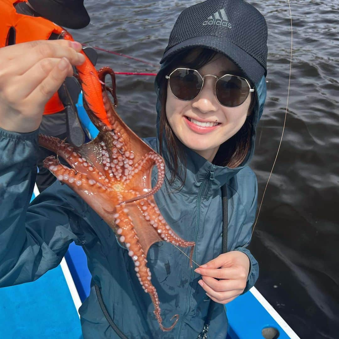 中城あすかさんのインスタグラム写真 - (中城あすかInstagram)「リベンジ真蛸釣り🐙  2年前初めてのタコ釣りがボウズで終わるという悲しい思いをしたのでまた挑戦しました！  今回は5杯釣れましたっ👏 その中の1杯は小さかったのでリリース！  一緒に行った友達と念願のタコパも出来て良かった✨  タコをこれでもかってくらい食べて大満足😋  美味しかった〜🩷  #真蛸 #真蛸釣り #蛸 #タコ釣り #タコ #タコエギ #リベンジタコ釣り #釣り #釣りガール #fishing #octopus #🐙」6月20日 1時12分 - asukanakajo