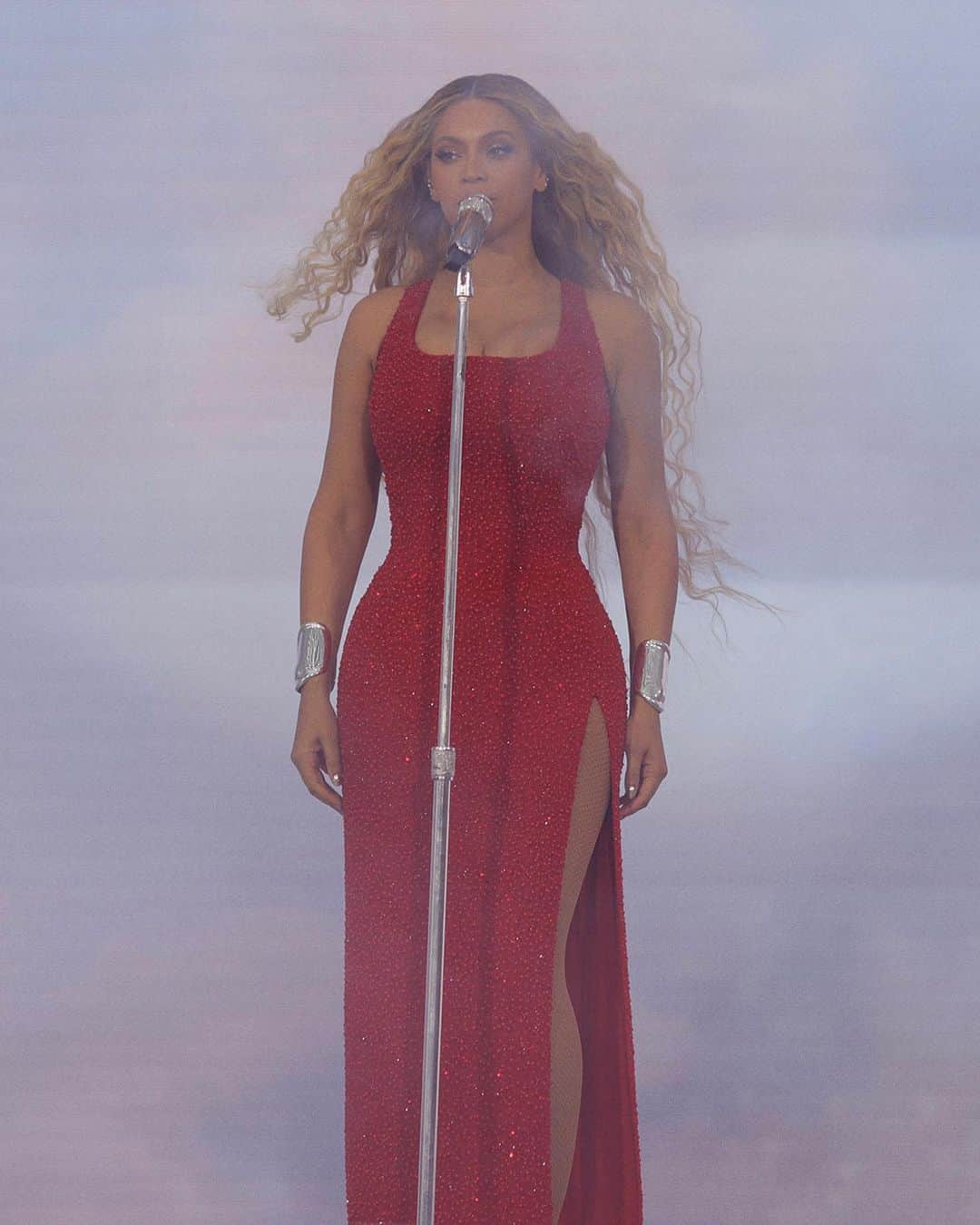 サルヴァトーレ・フェラガモさんのインスタグラム写真 - (サルヴァトーレ・フェラガモInstagram)「A #FERRAGAMOMOMENT WITH @beyonce PERFORMING IN AMSTERDAM DURING THE #RENAISSANCEWORLDTOUR WITH #FERRAGAMOCUSTOM LOOKS BY @_maximiliandavis_  STYLED BY @shionat #INFERRAGAMO」6月20日 1時07分 - ferragamo