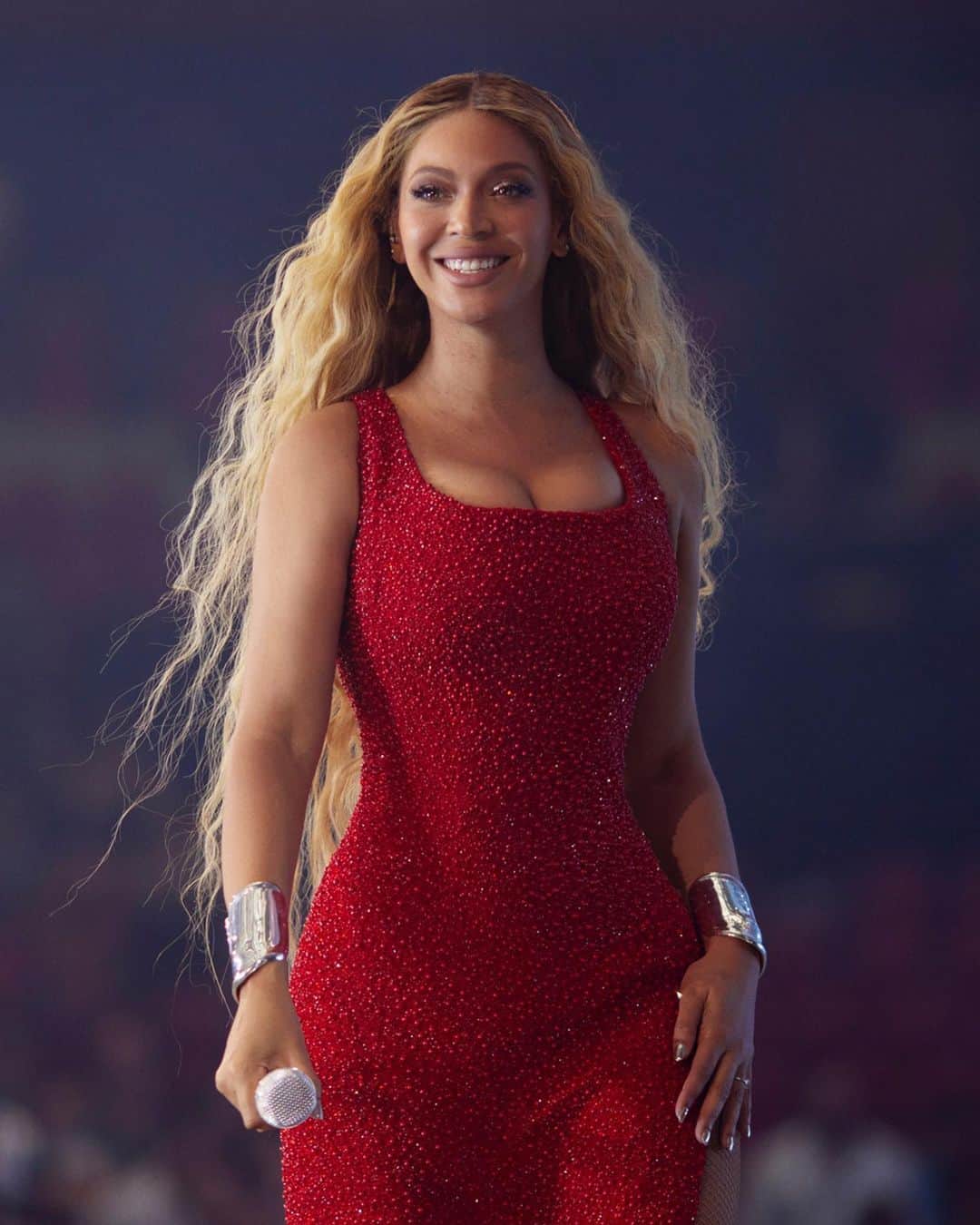 サルヴァトーレ・フェラガモのインスタグラム：「A #FERRAGAMOMOMENT WITH @beyonce PERFORMING IN AMSTERDAM DURING THE #RENAISSANCEWORLDTOUR WITH #FERRAGAMOCUSTOM LOOKS BY @_maximiliandavis_  STYLED BY @shionat #INFERRAGAMO」
