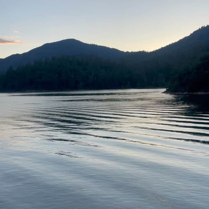 ケイトリン・ディーヴァーのインスタグラム：「🚤🤽🚣」