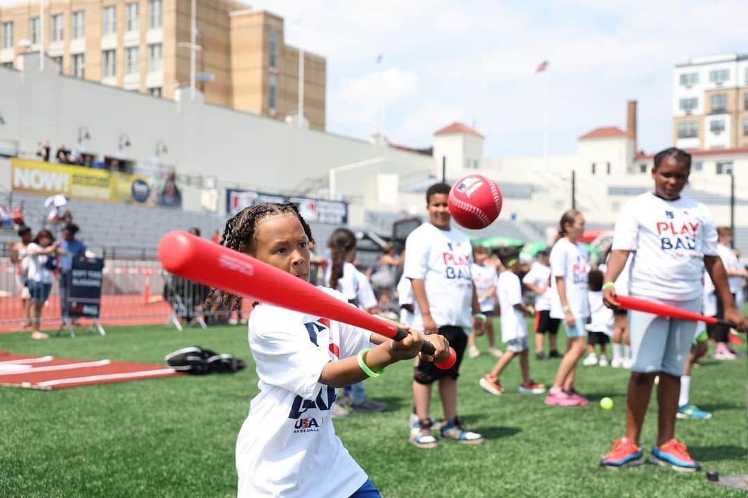 MLBさんのインスタグラム写真 - (MLBInstagram)「Major League Baseball is proud to celebrate #Juneteenth. In recognition of the holiday, MLB, @JackalsBaseball and the @baseballhall held a special @PlayBall experience at Hinchliffe Stadium in Paterson, NJ earlier today.」6月20日 6時39分 - mlb