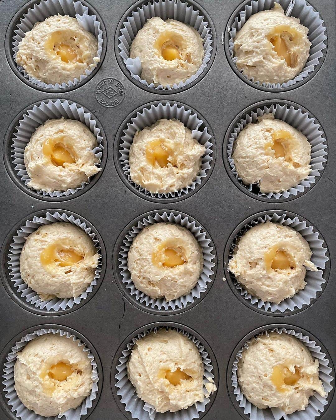 uneclefさんのインスタグラム写真 - (uneclefInstagram)「⁡ ⁡ ⁡ “レモンとアールグレイのマフィン” 北海道産小麦粉とバター、卵、きび砂糖を使用したプレーンの生地に自家製のレモンカードをしぼり、アールグレイクランブルをのせて焼きました。 写真の順番で作ります。 ⁡ ⁡ おはようございます。 次回発送分onlineshopにて販売STARTしています。 次回は21日（水）〜25日（日）の発送です。 タイミングよろしければ、ぜひ、ご利用ください。 ⁡ ⁡ ⁡ uneclefの焼き菓子set 【menu】 ・ヴィクトリアケーキ〜ブルーベリーとクランベリーのジャム〜 ×１ ・レモンとアールグレイのマフィン ×１ ・レモンケーキ ×２ ・塩とチョコのスコーン ×１ ・チョコチップのクッキー ×１ ・アールグレイのクッキー ×１ ・メープルのクッキー ×１ ⁡ ⁡ ⁡ 〜只今販売中です〜 ⁡ ◇レモンケーキset ◇キャロットケーキset ◇ uneclefの焼き菓子set ◇ uneclefのパンset A ◇ uneclefのパンset B ⁡ ⁡ 〜SOLDOUT〜 ⁡ ◇ カルダモンロール&シナモンロールset ⁡ ⁡ ⁡ onlineshopは、instagram TOPのリンクから お越しいただけます。 どうぞ、よろしくお願い致します。  @uneclef」6月20日 6時42分 - uneclef
