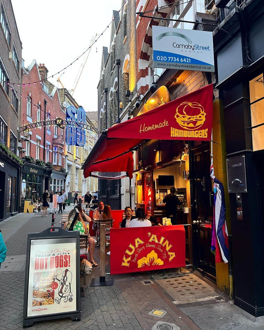 Kua 'Aina UKさんのインスタグラム写真 - (Kua 'Aina UKInstagram)「🌭 K U A A I N A (invite/pr) • I was kindly invited down to @kuaainauk restaurant near Carnaby Street, Soho to try their range of hot dogs. Guys this is such a cute little spot in a real buzzy part of London and it made such a lovely Friday night date night! You can see the pictures speak for themselves, the food was yummm 🤤  🏝 What did we order:   • Classic Hotdog - Pork or Beef Sausage with ketchup, mustard, fried onions & dill pickle. This was delish, we both loved the crispy onions 🧅 • Chicago Hotdog - Beef or Pork sausage with authentic neon green Chicago dog relish, sport peppers imported from the US, celery salt, mustard & white onion. This was our least fave but still good  • Chilli Cheese Hotdog - Beef or Pork sausage topped with house made chilli con carne, jalapeños and cheese sauce. Omg if you like a little kick and spice this is for you, this was very yummy and super filling!  • Fries - Crispy & delish • Homemade Slaw - Real good • Halloumi Fries - A little overcooked for us but liked the yoghurt & pomegranate with it  • Mango Daiquiris - These we’re blimming AMAZING, made perfectly 🥭   💛 From the moment we got there we felt welcome and service was very efficient. I loved the Hawaiian themed decor inside although we sat outside as was a sunny evening 🌞 Great atmosphere too was pretty busy they were fully booked!   🫶🏼 Thank you for having us @kuaainauk - I deffo recommend visiting and trying their scrumptious hotdogs ✨  #kuaaina #kuaàina #hawaiianrestaurant #hawaiianfood #chicagohotdog #chicagofood #hotdog #hotdogs #hotdoglovers #fries #halloumifries #coleslaw #mangodaiquiri #daiquiri #cocktails #soho #sohorestaurant #carnabystreet #londonfood #londonrestaurants #londonfoodies #foodblogger #foodlovers #foodporn #datenight」6月20日 1時29分 - kuaainauk