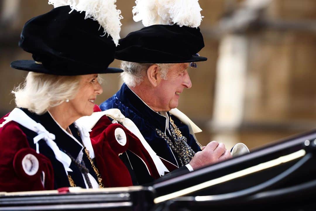 ロイヤル・ファミリーのインスタグラム：「The King and Queen have led the Royal Family in the historic Order of the Garter Service and Procession at St George’s Chapel in Windsor.  Today’s service is His Majesty’s first time acting as Sovereign of ‘The Order of the Garter’.  The Order is the oldest (almost 700 years!) and most senior Order of Chivalry in Britain.  The tradition sees members of the Royal Family and 24 knights, chosen in recognition of their work, attend a service at St George’s Chapel.  More on royal.uk (link in bio).」