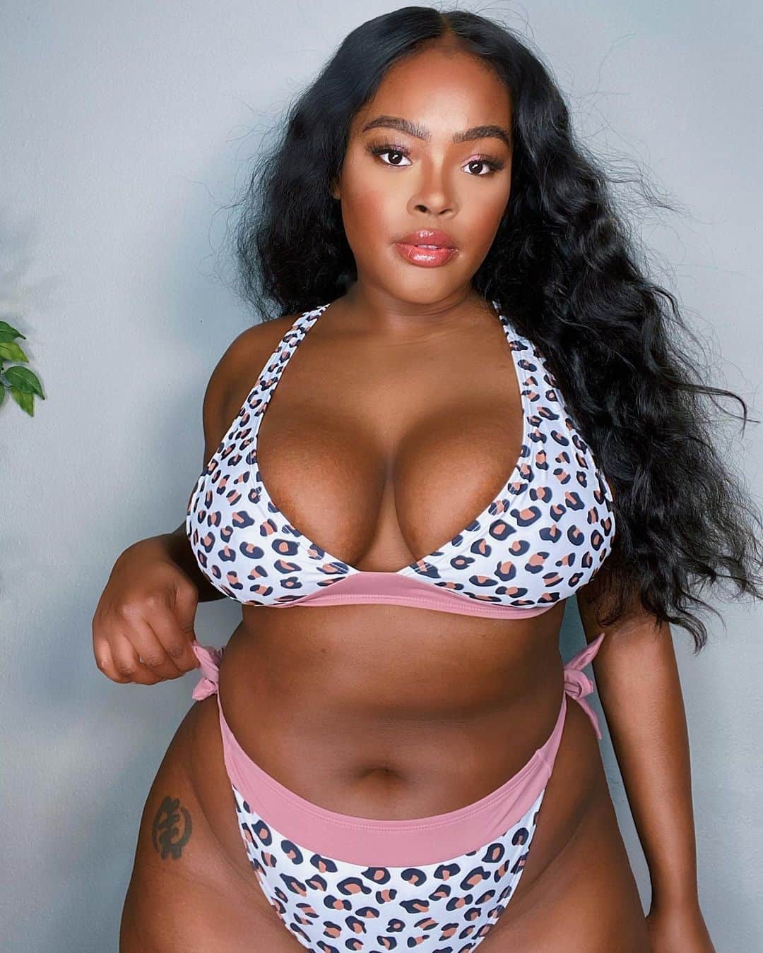 ブリール・アニーヤ・カニングハムのインスタグラム：「In honor of Juneteenth, get 50% OFF all new arrival swimsuits! Use code: JUNETEENTH   @missesbrie Wearing Pamila 🌸」