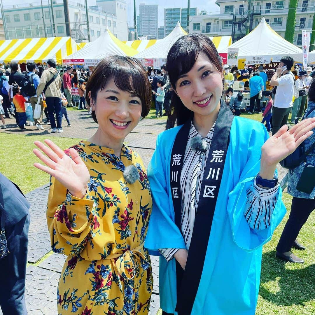 中山裕子さんのインスタグラム写真 - (中山裕子Instagram)「4月、4年ぶりに 「川の手荒川祭り」が開催されて 同じ事務所の入江真衣ちゃんと 一緒にお仕事でした🙌💐  お人形みたいに可愛くて おっとり優しい雰囲気に 本当にうっとりします🥹🧡←私が  私は初参加でしたが 小さなお子さんからご年配の方々まで 本当に皆さん楽しそうに巡っていて  「お祭りってやっぱりこうだよね！！」  ってワクワクな気持ちになりました😍 コロナで様々なことがオンライン化しましたが オフラインの良さはここだよね！！  今まで外ロケをしてなかったからか 首の後ろはうっかり焼け😂 さすが私だわ、って思ううっかり度合いwww  #中山裕子 #川の手荒川祭り #荒川区 #荒川ケーブルテレビ」6月20日 1時24分 - yuko_nakayama_official