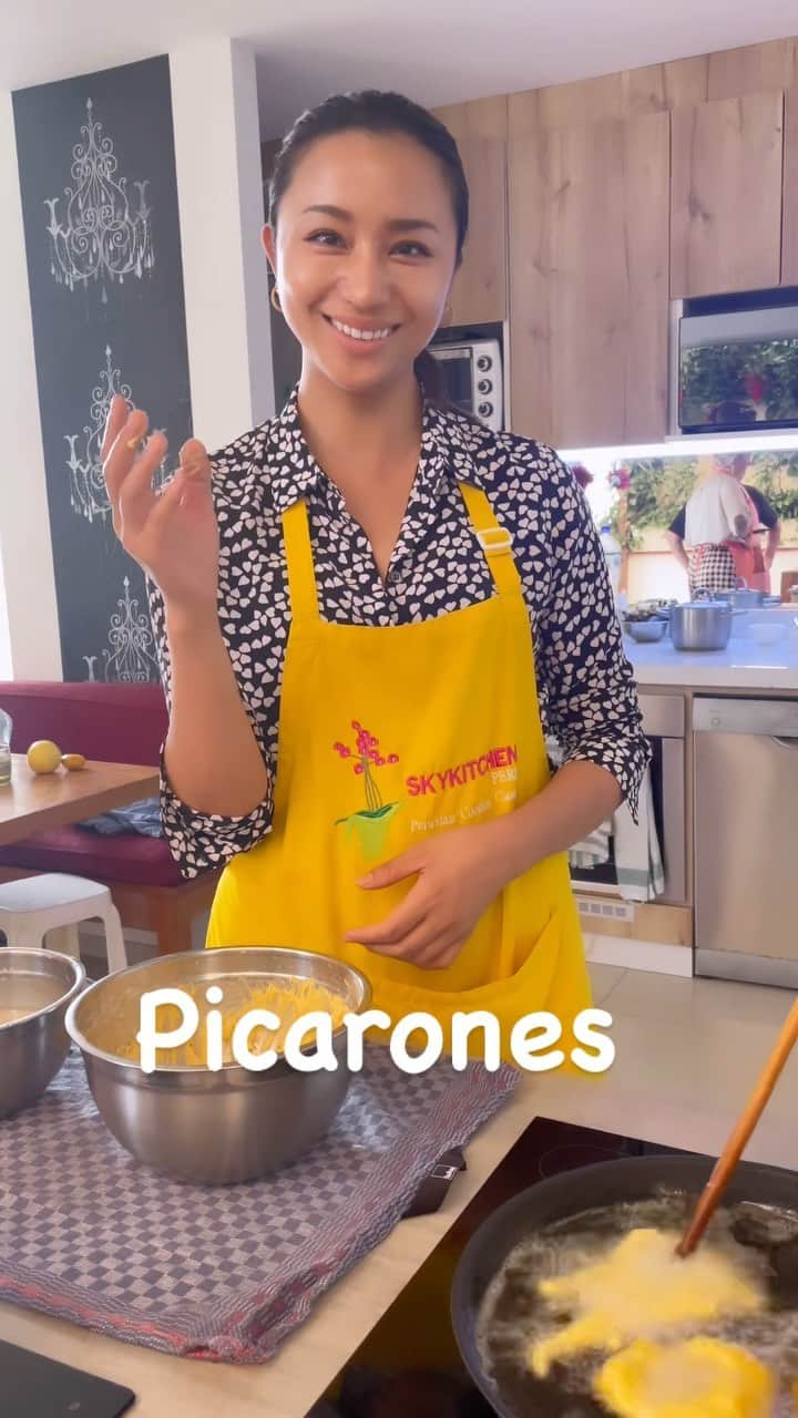 高橋メアリージュンのインスタグラム：「【Peruvian Cooking Class】at @skykitchenperu 🇵🇪 ペルー料理教室^_^  一品ずつ作っては食べて、また次の品を作るというコースで楽しかったー！ ペルーのリマに行った際はぜひ✨  In this course, you cook and eat one dish at a time, and then make the next dish. It's fun and DELICIOSO!  I recommend this experience🇵🇪  ・Pisco sour🍹ピスコサワー ・Causa🥔🥑　カウサ ・Ceviche🐟　セヴィーチェ ・Lomo saltado ロモサルタード ・Picarones🍩　ピカロネス  #skykitchenlima  #peruvianfood #ペルー料理 #peruviancooking  #ペルー料理教室 #peruexperience  #perutrip #ペルー旅行 #southamericatrip #南米旅行  #海外の料理」