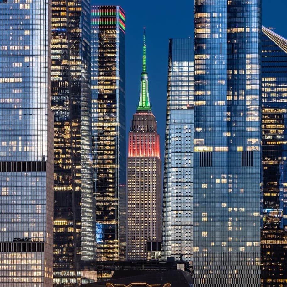 Empire State Buildingのインスタグラム：「Glowing red, black, and green in honor of Juneteenth.    📷: @gothamcityphoto」