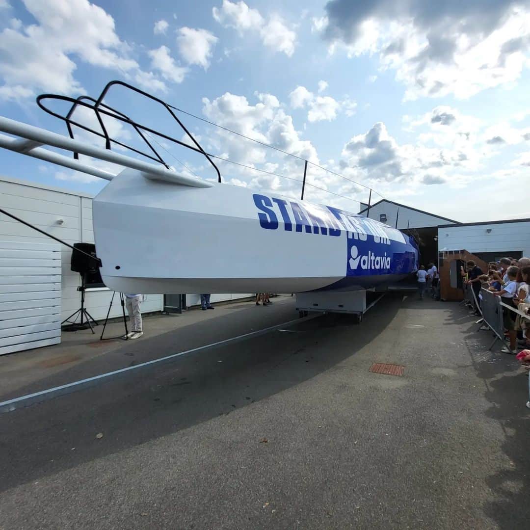 白石康次郎さんのインスタグラム写真 - (白石康次郎Instagram)「🇯🇵週末、親友のエリックベリオン選手の進艇の進水式に行きました。 新艇なのに、フォイル無しの斬新なデザイン。 一緒にレースすることを楽しみにしてます。 エリック、おめでとうございます！  🇬🇧 Attended @eric_bellion_officiel boat reveal on the weekend. This is an original concept being a brand new boat without foil.  Looking forward to race against him. Congratulations Eric!  🇫🇷 J'ai assisté au reveal du bateau d'Eric Bellion le weekend dernier. Un concept original sans foil.  J'ai hâte de naviguer à tes côtés.  Félicitations Éric !  #dmgmorisailingteam #dmgmori #kojiroshiraishi #白石康次郎 #imoca60 #vg2024」6月20日 1時31分 - kojiro.shiraishi
