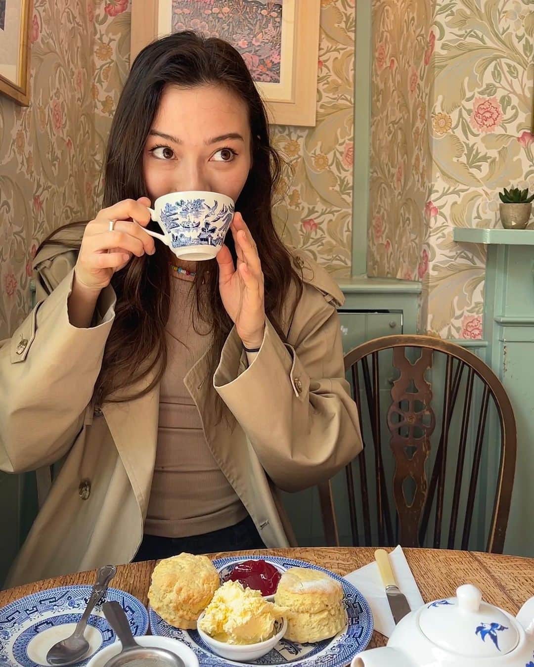 澄那シュトゥーダーのインスタグラム：「Day trip to Rye 💭🫖👀  Ever since moving to the UK earlier this year, I've been wanting to explore ALL of it - not just London - as much as possible. Time hasn't been on my side to make that happen, but I'm working on my UK bucket list...   Are there any spots in the UK that I *absolutely* must see? 🌞  #visitengland #exploreuk #uk #rye」