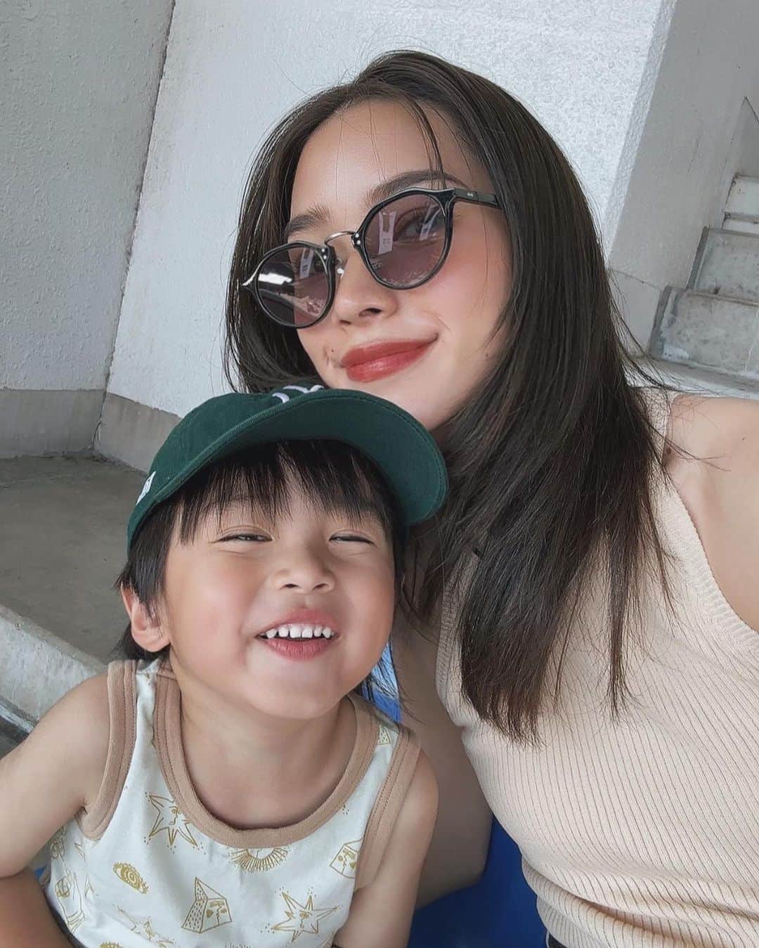 のインスタグラム：「ツーショット👩‍👦❤️ 最近写真撮るとカメラ見てくれるようになって嬉しい✌︎ (すぐ変な顔するけど…🤪) 気づけば3歳もあと残り4ヶ月😳 楽しい3歳の思い出まだまだ作ろうね🤝  #mom#momofboys#mylittleboy#memories#3y」