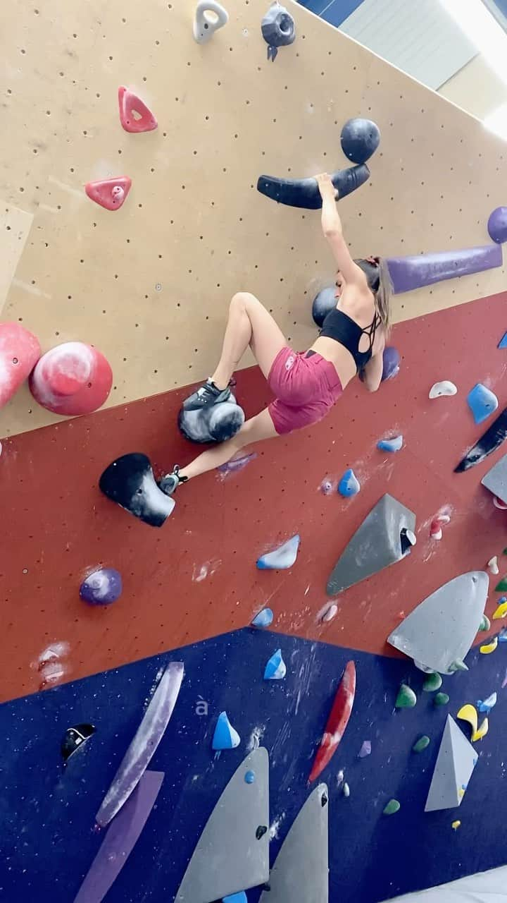 マチルド・ベセーラのインスタグラム：「Petit kiff 🖤 avec @vincent_grimpe 💪🏼 @arkose.toulouse  #escalade #climbing #passion #girlwhoclimb #iloveclimbing」