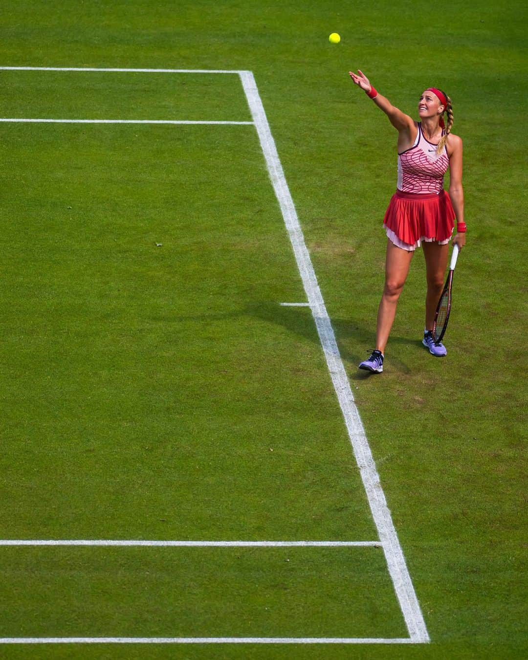 PetraKvitovaさんのインスタグラム写真 - (PetraKvitovaInstagram)「Happiness is being back on the green stuff ❤️🌱  @bett1open」6月20日 1時47分 - petra.kvitova