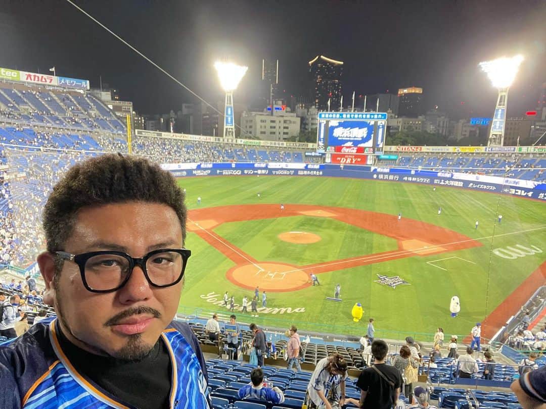 金野博和（鬼越トマホーク）のインスタグラム：「交流戦優勝をかけハマスタに行って参りました！  残念ながら我がベイスターズ最後に力尽きましたが最高の胸熱試合観させてもらいました。  ただ負けながらも交流戦初優勝はほぼほぼ手中に。  4日前に観に行った時は大雨でノーゲーム。リベンジ果たしました。雨の日は球場はオススメしません。DAZNで楽しみましょう。   #baystars  #横浜ベイスターズ  #ハマスタ  #横浜ファン  #交流戦初優勝  #今年はあと何回いけるだろ」
