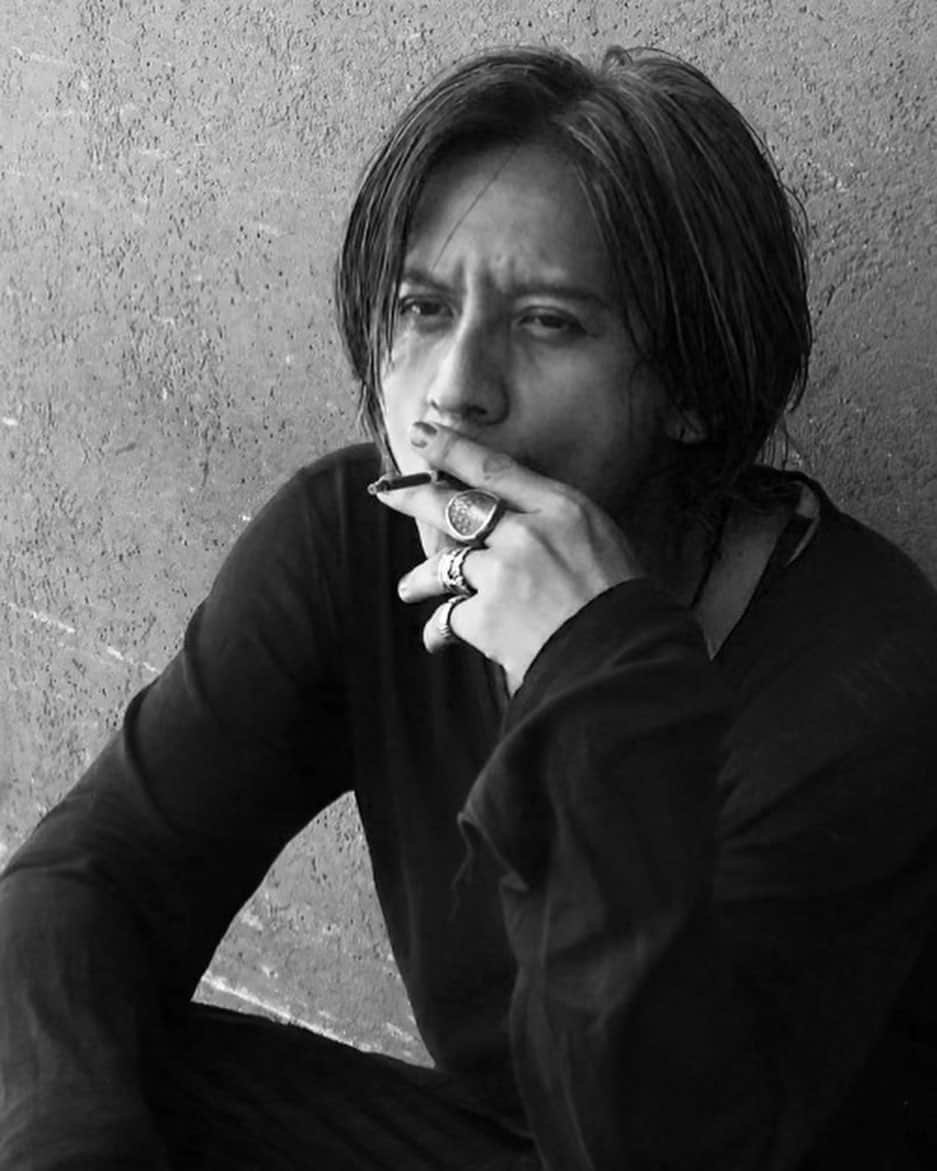 のインスタグラム：「+ AddicTripS +  K子。's ROOM  ・  2023.06.10  interview at recording studio  ・  前編  ・  はじめて Addict メンバーに お会いしたのは 1 月末 都内の レコーディングスタジオ でした  そう 先日リリースされた アルバム 『PARADIGM SHIFT』に 入った 3 曲 (バンドサウンド ver. ) の レコーディング中で この日スタジオには 健一さんと Motm さんの姿が。  ちょうど 「幸せな日々」 「ぬくもり求め」の 歌録りが 行われている最中で  余談ですが アルバムレビューで書いた 私が「ぬくもり求め」に 一聴惚れしたのは この時。   とにかく 切なくて熱い サビのメロディラインと 歌声が 家に帰ってからも 頭の中でずっと ぐるぐるぐるぐる。  そんな  REC の途中で 健一さんに お話を聞くことが できました。  この時点で まだライヴで 披露されていなかった 「ぬくもり求め」と その背景や健一さんの 胸の内にあるものについて。  てっきり前回の ライヴ以降に できた曲なのかと思いきや 実は 昨年2022 年の6月に スタジオでのセッションから 生まれたのだという。  志門さんが ギターリフを作り 「じゃあ これに合わせてやろうよ ドラムなんか合わせて」  「俺 適当に歌入れるから」  「じゃあメロディー作ろう」  そんなやりとりで 初めて フレーズを聴いてから わずか15 分  スマホ内に残っていた その時の 動画を見せてくれました。  なにコレ普通に ある曲なんですけど⁉︎   これ15 分で作った曲!?   歌詞でさえ デタラメ英語ではあるものの もうしっかり曲として 成り立ってしまっている。   他のバンドでもそうなのか どうかはわからないけれど 少なくとも  Addict メンバーの 引き出しの多さと何にでも 何とでもなる対応力 それは経験値なのか 音楽がただただ好きなのか。  どうであれ テープ起こしをしていて この時の自分の 「はぁ~~...すごいな」と 発した声を聞いて こういうのが感嘆の 溜息っていうんだろうなと 我ながら実感。   音楽だけでなく 歌詞のチョイスが 独特なのもある意味 いつものことではあるけれど  この曲は 冒頭からサビの前まで ひたすら 質問攻めにされる。 (それもまた健一さん あるあるな気はするけ ど・笑)  どうして来たの？  一人で来たの？  何してきたの？  どこの誰なの？  そこに隠されているのは 目に映っているものが すべてでは ないということ。   ライヴに 一緒に来た友達  職場の同僚  波長が合って 楽しい時間を過ごしたり 一日の大半同じ空間で 共にしていても その人の パーソナルな内面や背景まで 知っているとは 限らない。   そしてそれは 逆でも言えること。   自分の秘めた内側を 周りの誰も知らないし 見せてもいない。  「自分は 本当はこういうふうに なりたいんだけど 皆みたいに楽しめたらどれだけ 幸せだろう。  でも傍から見たら 楽しそうに見えていて でも実は ぬくもりを求めてる みたいな」   --それは 心のぬくもりですか？  「本当の 真のぬくもり。 本当だったら...今こうやって 生きてること自体が幸せだって ことなんだけども 皆が皆 そうじゃないんじゃないかな... って」  なんともやるせない。   自分は 安全な場所に居たとしても 大切な場所や かけがえのない家族が 今この時に戦渦の中に 身を置いていたとしたら...  たとえ 笑顔を作っていても 心の中は一瞬たりとも 生きた心地は していないのだろう。  そして話が 戦争から日本の若者の 自殺者が世界一だという 話になった時 ドキッとしたことがある。   これだけ 戦争に憎しみを抱き 生きていること自体が幸せと 思っているのであれば 生きたくても生きられない 人がいる「のに」と  だから 自ら命を絶つなんて 「間違ってる」と言っても お かしくない (現に私はそう思っている) のだけど  健一さんはこう言った。  「生きられるのに自分から そっちに... 捨ててしまうって 信じられないんだけども でも 本人たちにしてみたら 地獄の日々 だったりするんだよね？」  あぁ...岡本健一という人は こういう人なんだな と。   まずは その人の気持ちを 大事にして寄り添う。   ちょうど 数日前に会ったという 見た目は男性で 中身が女性の人の話を してくれた。  ・  ・  後編に…  ・  Written by K子。  ・  @atripminds2021」
