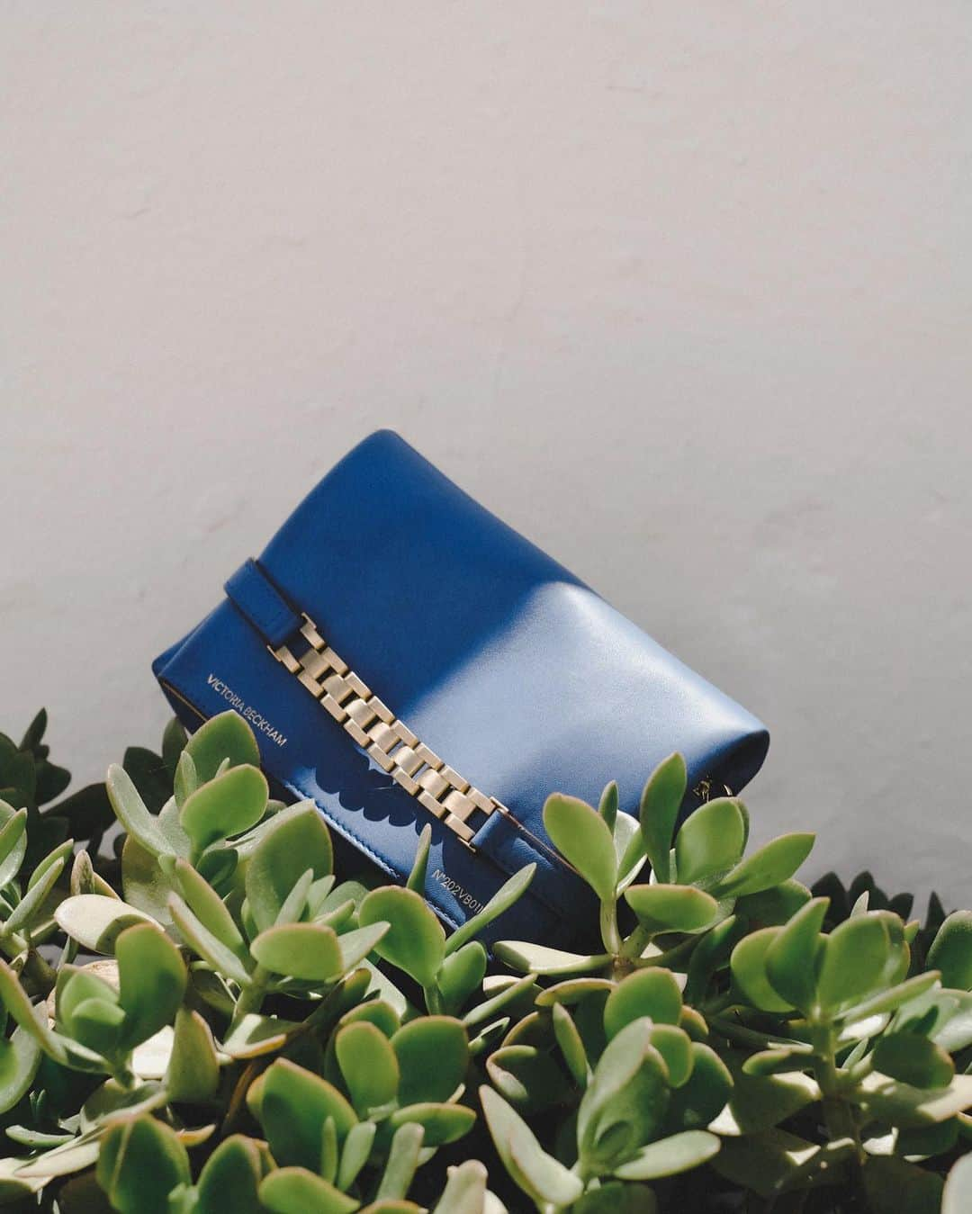 ヴィクトリアベッカムさんのインスタグラム写真 - (ヴィクトリアベッカムInstagram)「Vibrant yet timeless, the Mini Chain Pouch in sapphire blue is the newest addition to the Chain Pouch family and will bring polished playfulness to any summertime look.   Discover the #VBChain family now at VictoriaBeckham.com and at 36 Dover Street.」6月20日 1時43分 - victoriabeckham