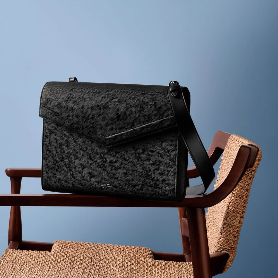 スマイソンのインスタグラム：「Introducing the Envelope Folio Crossbody Bag. Inspired by a rather clever design from the Smythson archive, behind its sleek silhouette are a host of thoughtful details. With a removable strap and compartment to safely stow your laptop, alternate between morning commute or lunch meeting, easily.」