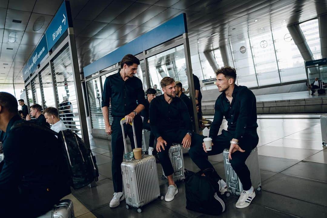 レオン・ゴレツカのインスタグラム：「Ab nach Essen 🚂☕️🤳🏻 @dfb_team」
