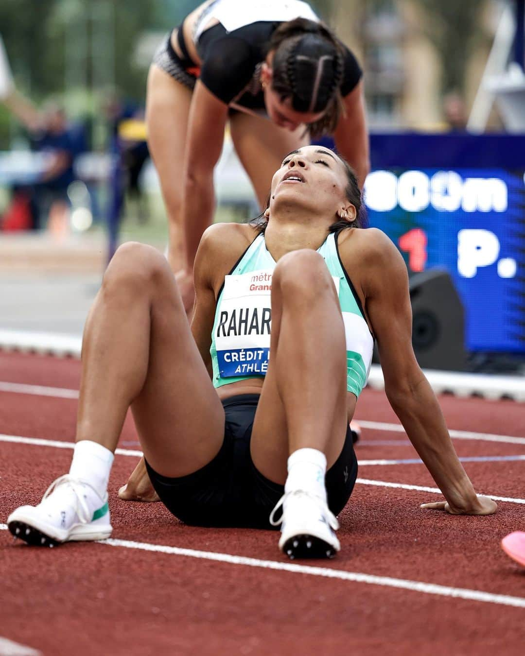 アニエス・ラーロライのインスタグラム：「Post 800m 😮‍💨  On retourne à l’entraînement et on met les choses en place pour être combative jusqu’au bout 💥  📷 @gagastrophe   @on_running  #onrunning #runonclouds #dreamon」