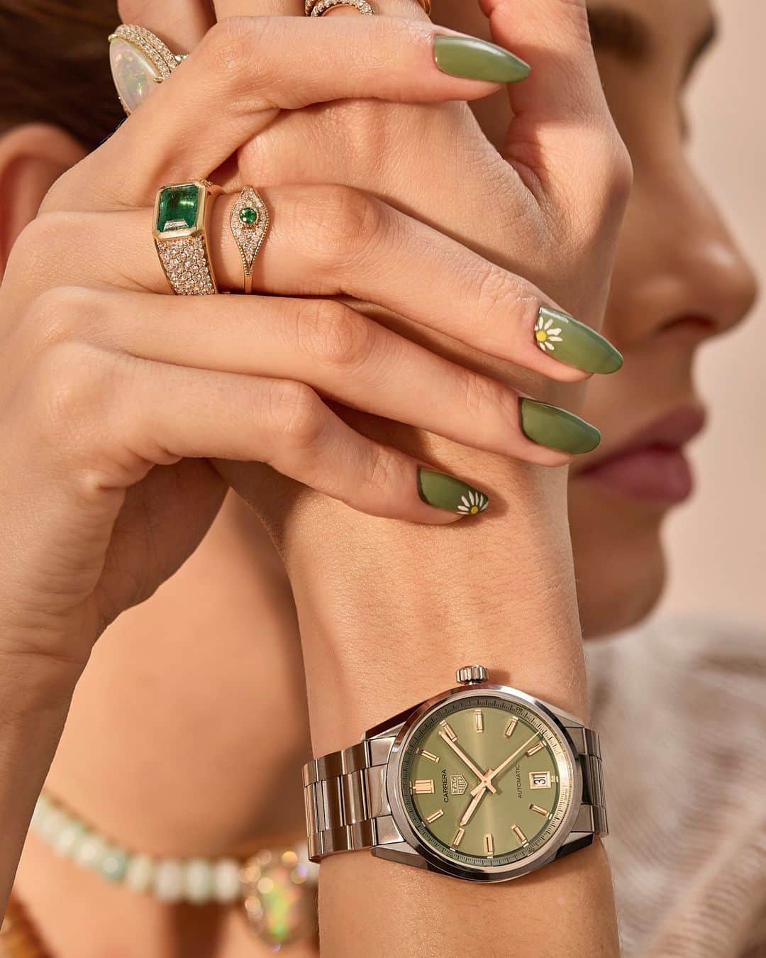 Harrodsのインスタグラム：「Can you guess our favourite colour? 💚  The new #TAGHeuerCarrera60 Date watch with its pale-green dial is the perfect companion for #JacquieAiche’s vibrant emeralds.  Find #TAGHeuer in Fine Watches on the Lower Ground Floor and Jacquie Aiche in Jewellery on the First Floor.  #Harrods #HarrodsFineWatches #HarrodsFineJewellery」