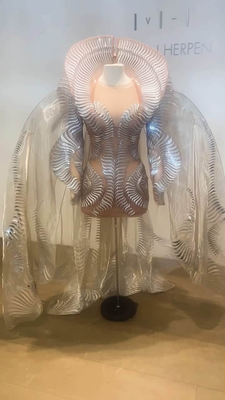 Iris Van Herpeのインスタグラム：「It was not an easy adventure to create @Beyonce’s custom dress. Almost a thousand falcate shapes were 3D constructed by casting silver-marbled silicone. The falcate molds were vacuum-formed first. Each falcate-shape is individually stitched onto a nude illusion tulle. In this video you also see an earlier version of her design, that we later adjusted.  Twelve people from the IVH atelier passionately created the Heliosphere gown that took a total of 700 hours from start to finish.  #irisvanherpen #hautecouture #atelier #beyonce」
