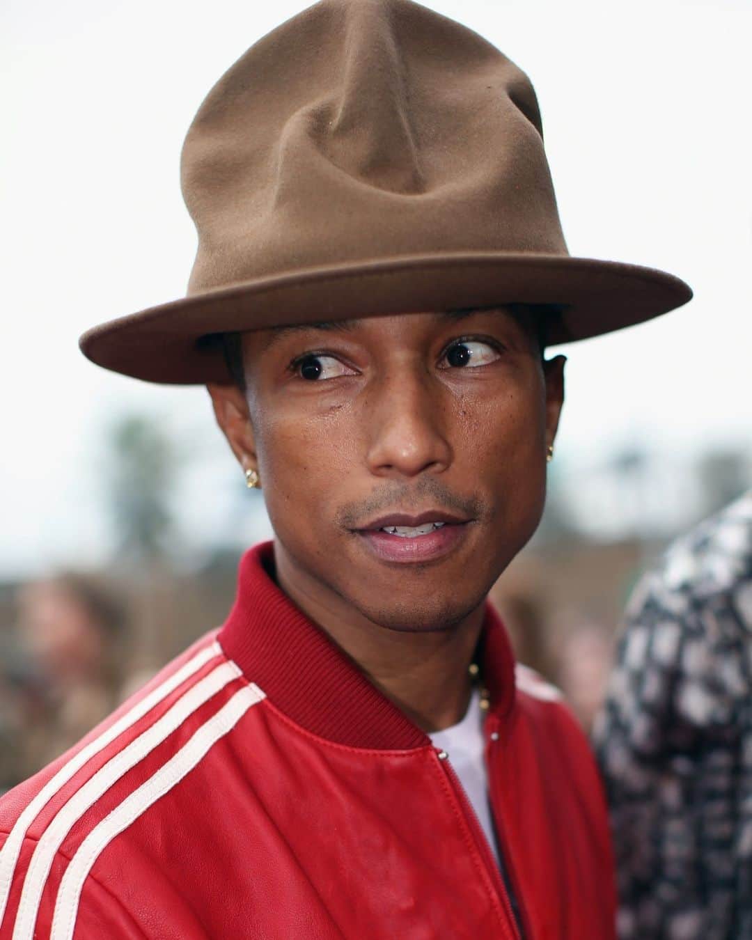 Vogue Runwayさんのインスタグラム写真 - (Vogue RunwayInstagram)「Can @Pharrell’s personal style tell us anything about what direction he may take at @LouisVuitton? Having walked runways, and been a muse, collaborator, and designer, Williams is no stranger to fashion. At the link in bio, find an analysis of Williams's personal style as we look for clues to what to expect from his first collection overseeing menswear at Louis Vuitton.」6月20日 2時30分 - voguerunway