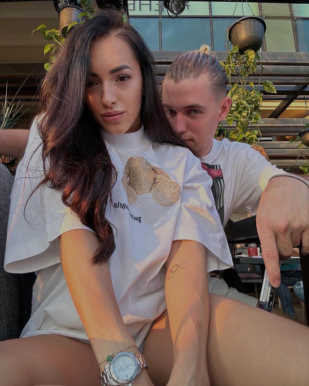 ラリサ・ヨルダケのインスタグラム：「Acum ceva timp am dat timpului timp. 🤍✨ • 27 de azi. ♾️🤍」