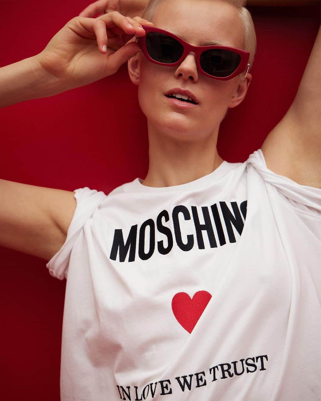Moschinoのインスタグラム：「CHARMING CLASSICS   Get your first glimpse at our womenswear looks for Pre-Spring 2024, available to buy sooner than you think.   Photo and styling by the Welch's @thewelchscreative #Moschino #MoschinoResort24」