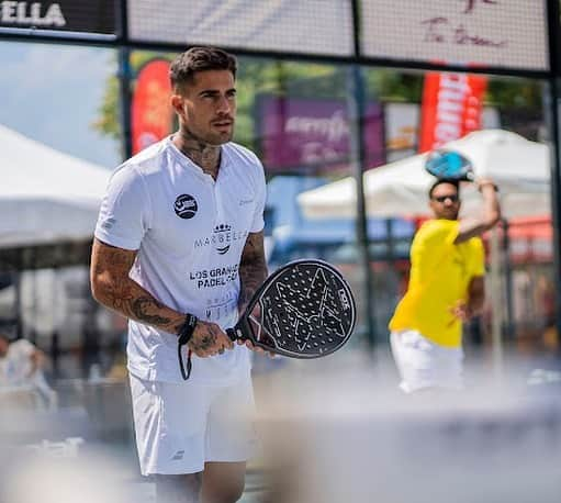 サムエル・ガルシア・サンチェスのインスタグラム：「Gran finde de Padel , rodeado de buena gente !  Y mi compañero de batalla que salimos con muchas heridas de guerra y como siempre nuestras peleas ! I love @sergiosanchez_21 me debes un barquito en Ibiza ! 🫶🏾  Otro año más a las manos de @josebernalgt1 y la gente que le rodea que hicieron un un gran trabajo y hacer posible otro año más un gran torneo como es el @worldpadelsoccer .」