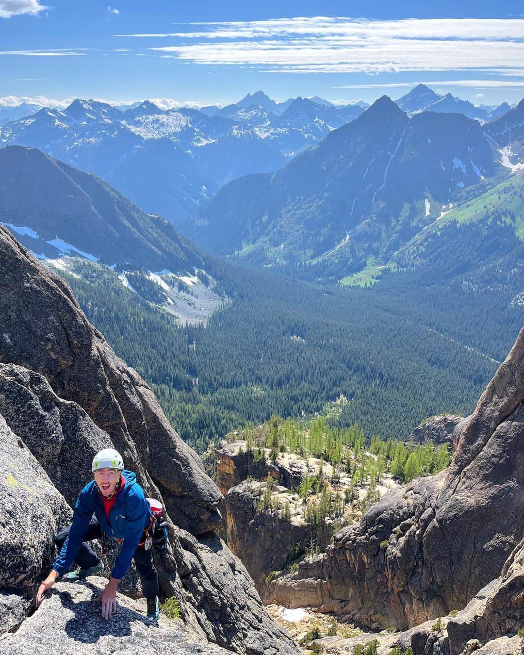 アレックス・オノルドのインスタグラム：「I’m up climbing in Washington Pass right now and my friend @ropeandsummit came up with an idea to try climbing all 6 spires in a day via classic routes. It wound up being a 15h day of adventuring in the mountains. We climbed Tooth and Claw (5.12-) on Lexington (though, we realized when we reached the “top” that it doesn’t summit the real spire, disappointingly). Then we climbed the East face of the Minuteman (“5.10” but totally silly scrambling. The worst route of the day, by far). Then Freedom or Death into the Liberty cracks, on Liberty Bell (5.12- and totally awesome. Best climbing of the day). Then the North Face on Concord (easy solo), then the West Face on North Early Winter Spire (great 5.10, some of the better rock of the day). Then we finished on the Passenger, a pretty mega line up the south side of South Early Winter Spire. It was described as the Astroman of WA and it basically lived up to the hype - great climbing on an impressive wall. (5.11+/12-, hard to know because I was quite tired by the end. And it was getting dark.). All in all it was a great outing with a good friend. And a real pleasure to have a huge climbing day where my partner came up with the objective, planned the route, sorted out all the gear, and made it all happen. I got to just draft along behind his motivation. So much fun!!」